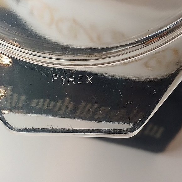 Pyrex Empire Goldtone Scroll Vines 1.5 QT Casserole Dish w/ Lid # 043 - Picture 13 of 14